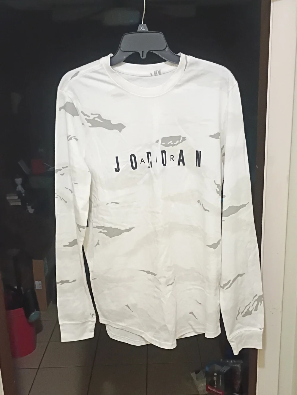 Jordan Long-Sleeve Camouflage Graphic Tee in Off-White and Light Gray